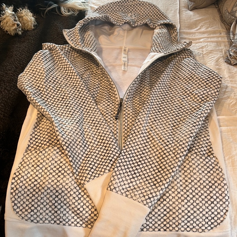 Lululemon hoodie zip up lined for warm. Black + white print size 10. Never woren